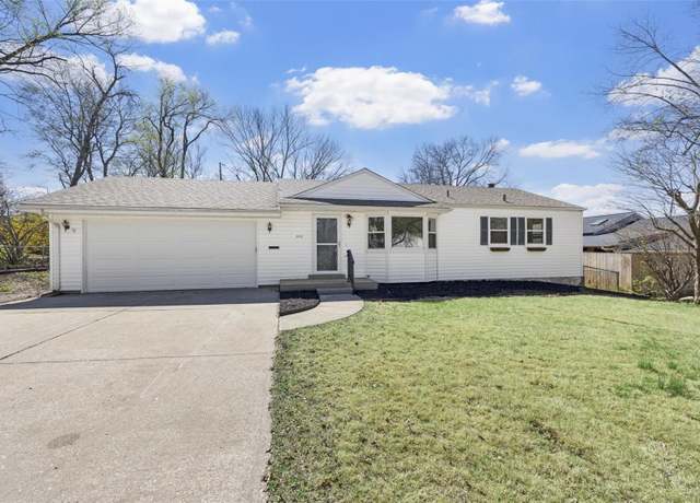 Property at 808 Pine St, St Charles, MO 63301, 3 beds, 1.5 baths