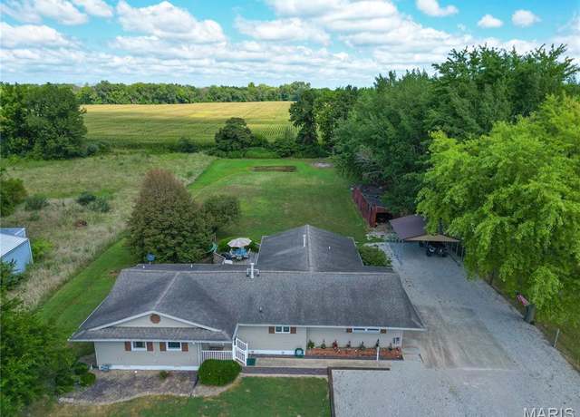 Property at 511 W 4th St, Coffeen, IL 62017, 4 beds, 3 baths
