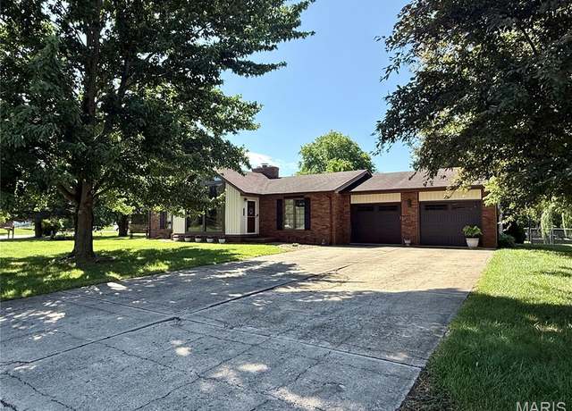 Property at 112 Cross Creek Dr, Bethalto, IL 62010, 3 beds, 2 baths