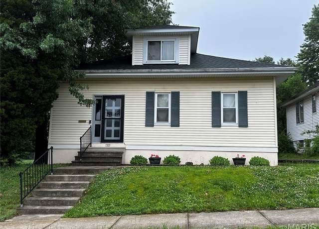 Property at 1323 Union Ave, Belleville, IL 62220, 3 beds, 2 baths