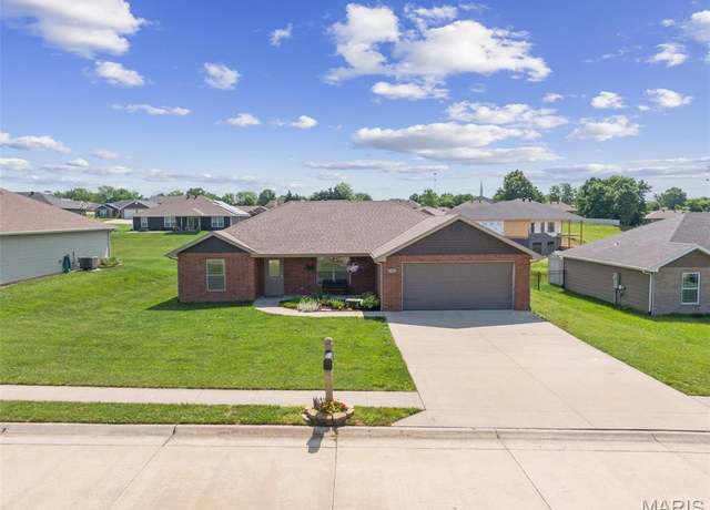 Property at 310 Davis Dr, Holts Summit, MO 65043, 3 beds, 2 baths