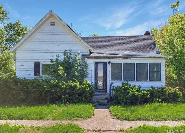 Property at 215 Market St, Brookfield, MO 64628, 2 beds, 1 bath