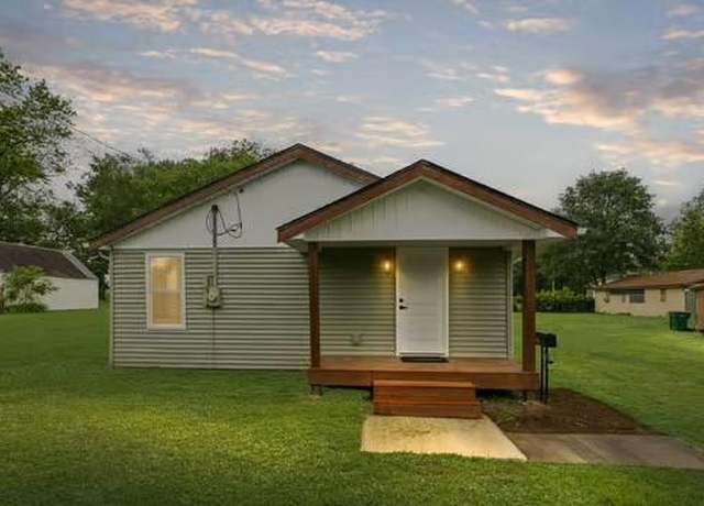 Property at 121 Douglas St, O'fallon, IL 62269, 3 beds, 2 baths