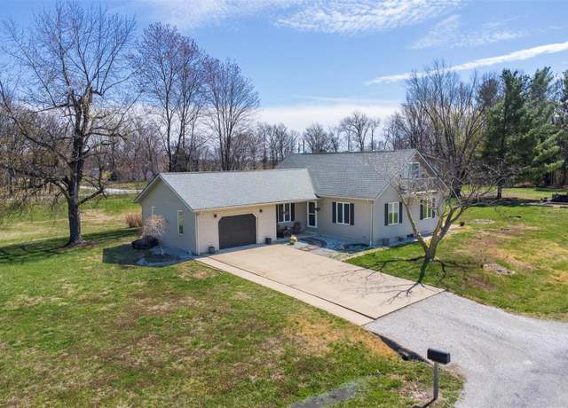Property at 27 Harbor Dr, Carlyle, IL 62231, 3 beds, 2 baths