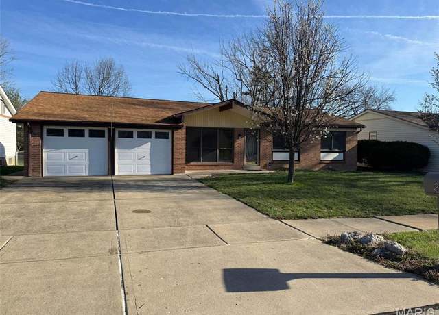 Property at 2469 Whitshire Dr, St Louis, MO 63129, 3 beds, 2.5 baths