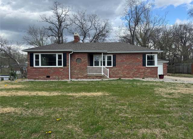 Property at 13 Lakeview Dr, Belleville, IL 62223, 3 beds, 2 baths