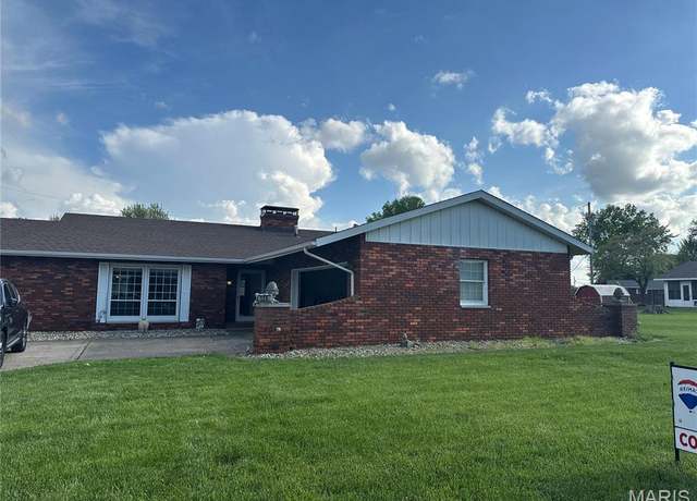 Property at 135 Sundown Dr, Wood River, IL 62095, 3 beds, 2 baths