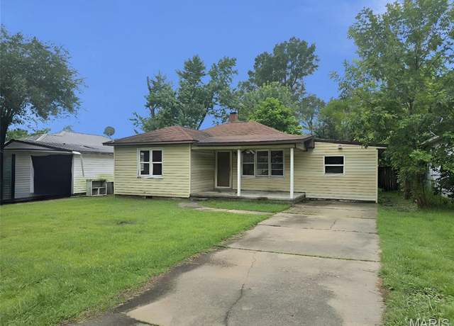 Property at 807 N Poplar St, Dexter, MO 63841, 4 beds, 2 baths