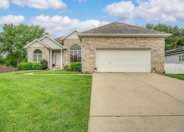 Property at 2645 Katrine Lake Dr, Belleville, IL 62221, 4 beds, 3 baths
