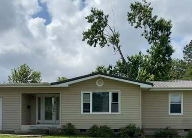 Property at 811 Moore St, Dexter, MO 63841, 3 beds, 2 baths