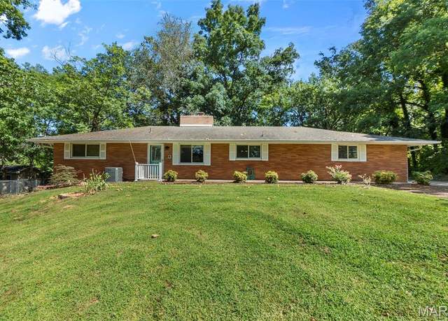 Property at 1860 Lakeshore Dr, Cape Girardeau, MO 63701, 4 beds, 2 baths