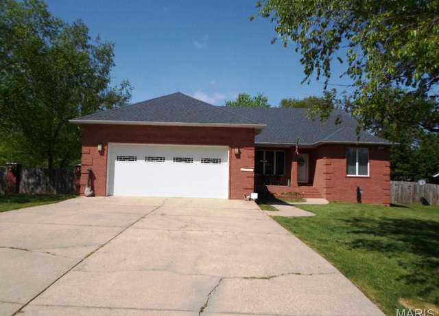 Property at 3001 Charlton Ln, Poplar Bluff, MO 63901, 3 beds, 2.5 baths
