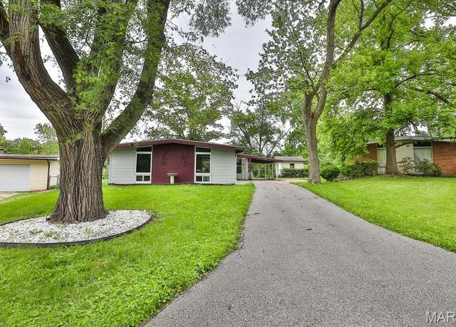 Property at 2930 Holiday Hill Dr, Florissant, MO 63033, 3 beds, 2 baths