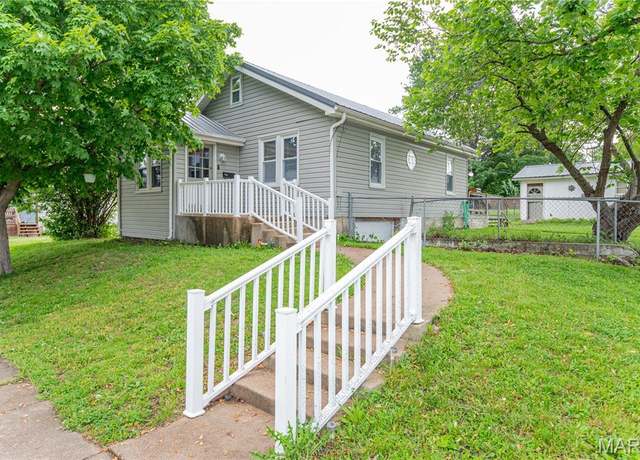 Property at 206 S Walnut St, Owensville, MO 65066, 2 beds, 2 baths