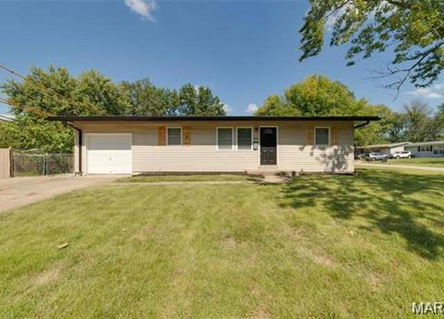 Property at 895 Rogers Ln, Florissant, MO 63033, 3 beds, 2 baths