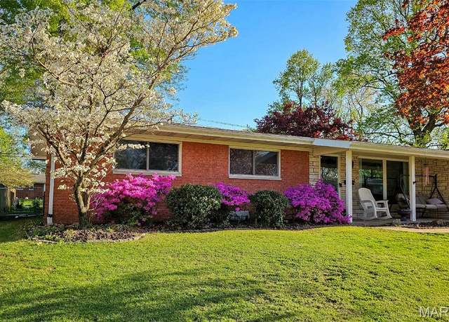 Property at 49 Bedford Dr, Belleville, IL 62226, 3 beds, 2 baths