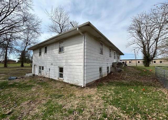 Property at 434 E Hwy 124, Hallsville, MO 65255, 6 beds, 3 baths