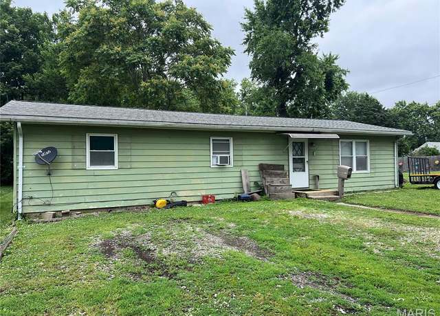 Property at 319 W Palmer St, Litchfield, IL 62056, 4 beds, 1.5 baths