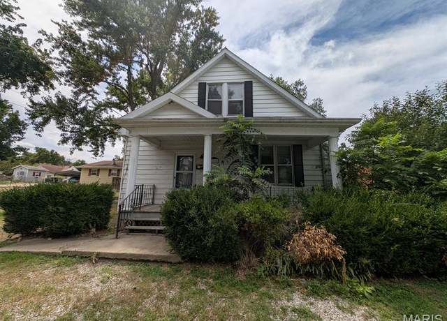 Property at 325 N 10th St, Belleville, IL 62220, 3 beds, 1.5 baths