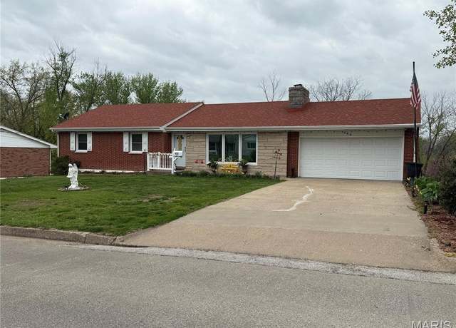 Property at 455 Country Club Dr, Hannibal, MO 63401, 3 beds, 2 baths