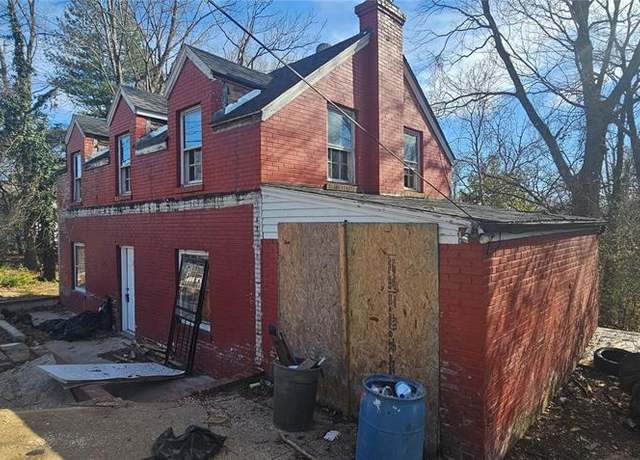 Property at 810 Airport Rd, St Louis, MO 63135, 2 beds, 1 bath