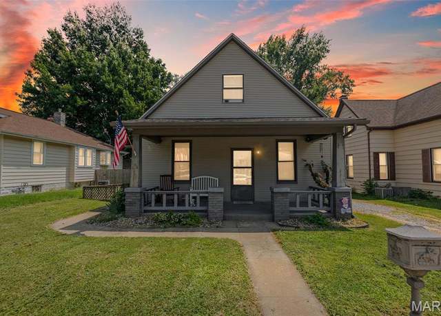 Property at 704 Lee Ave, Belleville, IL 62221, 3 beds, 1 bath