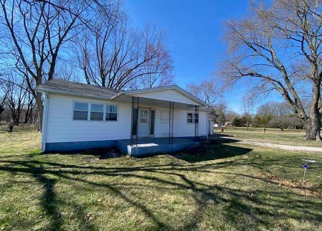 Property at 245 S 7th St, Nokomis, IL 62075, 3 beds, 1 bath