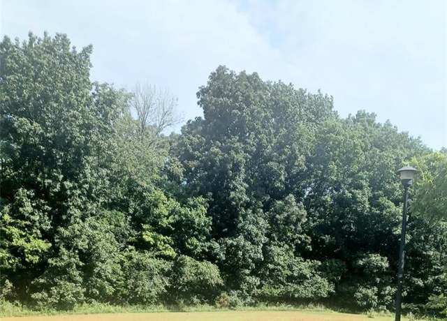 Property at 8 Summers Breeze Ct, Hawk Point, MO 63349