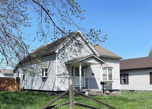 Property at 2301 E 25th St, Granite City, IL 62040, 2 beds, 1.5 baths