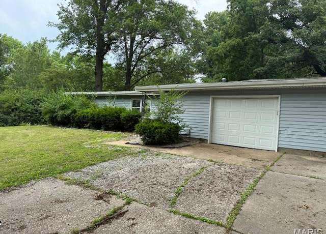 Property at 207 Hunter St, Lebanon, IL 62254, 4 beds