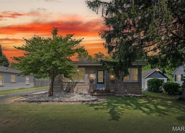 Property at 227 Parkway Dr, Belleville, IL 62226, 2 beds, 2 baths