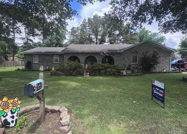 Property at 204 Charles Dr, Sikeston, MO 63801, 3 beds, 2 baths