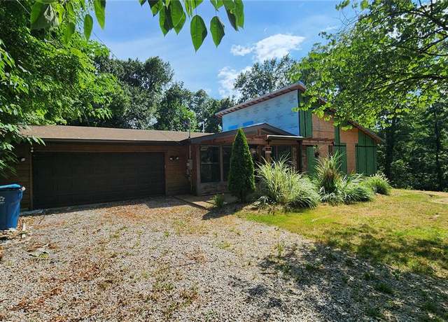 Property at 625 W Country Ln, Collinsville, IL 62234, 3 beds, 2 baths