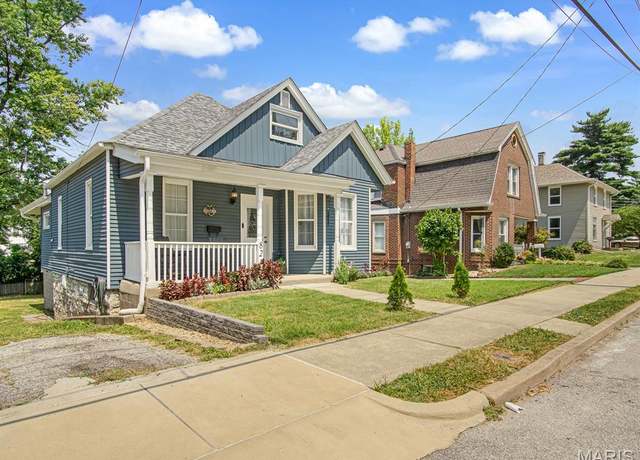 Property at 824 Danforth St, Alton, IL 62002, 4 beds, 1.5 baths