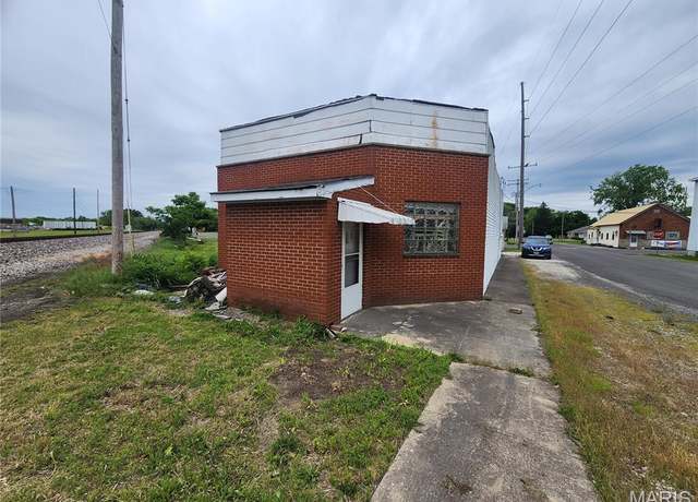 Property at 701 S Maple St, Staunton, IL 62088, 4 beds, 1.5 baths