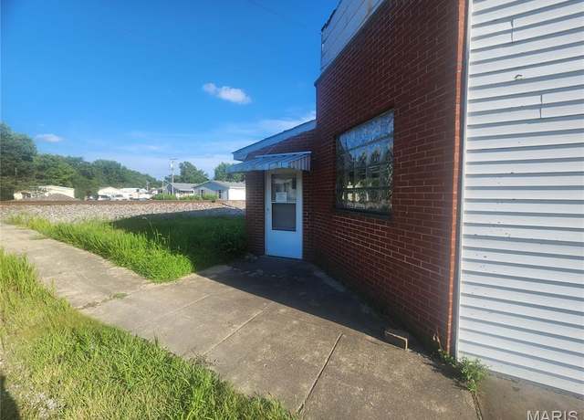 Property at 701 S Maple St, Staunton, IL 62088, 4 beds, 1.5 baths
