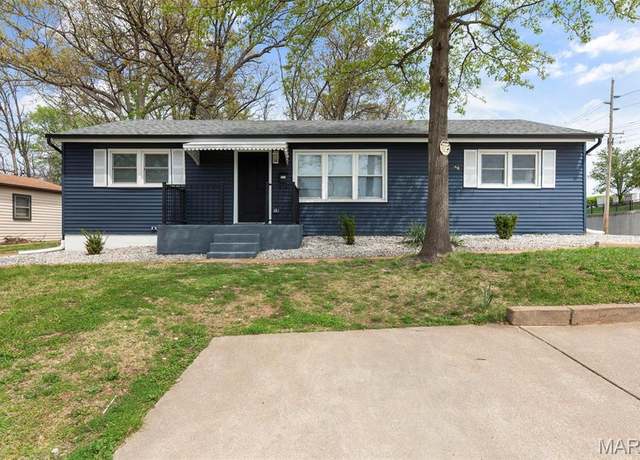 Property at 449 Hillcrest Blvd, Ballwin, MO 63021, 3 beds, 2 baths