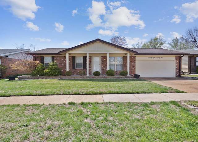 Property at 2822 Gladwood Dr, St Louis, MO 63129, 3 beds, 2.5 baths