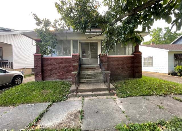 Property at 113 S Hickory St, Centralia, IL 62801, 2 beds, 1 bath