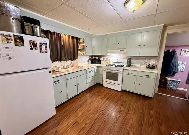 Property at 212 Curtis St, Jerseyville, IL 62052, 2 beds, 1 bath