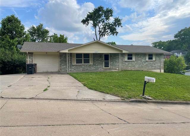 Property at 1827 Georgia St, Cape Girardeau, MO 63701, 4 beds, 2.5 baths
