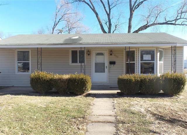 Property at 502 N 2nd St, Elsberry, MO 63343, 6 beds, 2 baths