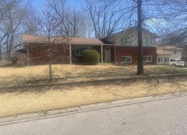 Property at 100 Freedom Dr, Belleville, IL 62226, 3 beds, 2 baths