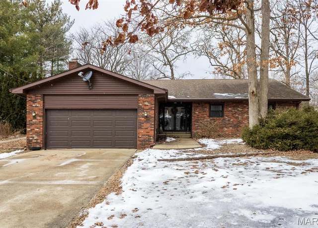 Property at 3 Echo Ln, Centralia, IL 62801, 3 beds, 2 baths