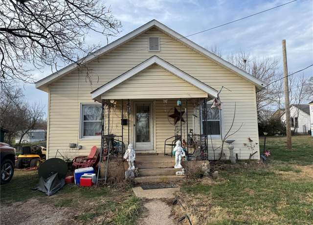 Property at 806 E 1st St, Salem, MO 65560, 4 beds, 2 baths