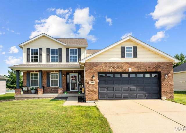 Property at 1043 Creekside Dr, Waterloo, IL 62298, 3 beds, 2.5 baths