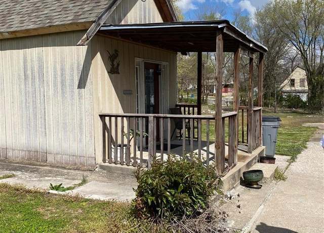 Property at 1914 Spruce St, Hannibal, MO 63401, 1 bed, 1 bath