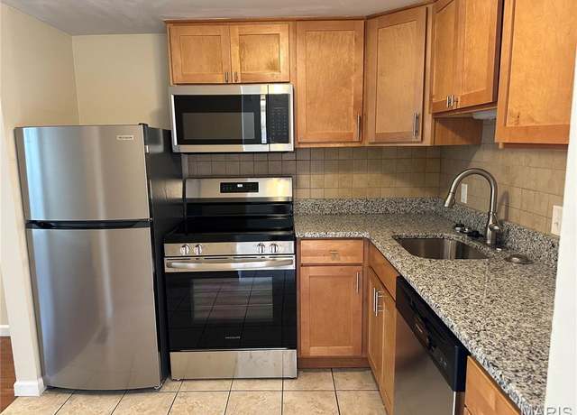 Property at 1126 Rue La Chelle Walk #1126, Creve Coeur, MO 63141, 2 beds, 1.5 baths