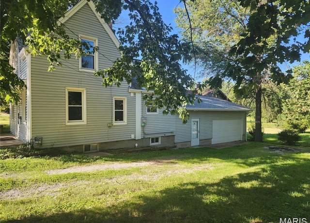 Property at 817 Union Ave, Belleville, IL 62220, 3 beds, 1.5 baths