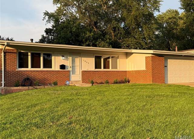 Property at 1400 Paddock Dr, Florissant, MO 63033, 3 beds, 2 baths
